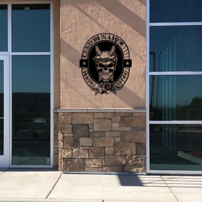 Kişiye Özel İsimli ve Kafatası Temalı Dövme Tabelası – Metal Duvar Dekoru, Dövme Sanatçısına Hediye, Dövme Stüdyosu Süsü, Stüdyo Tabelası